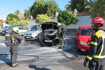 Los bomberos sofocan el incendio de un vehículo en San Juan  (Foto TA)